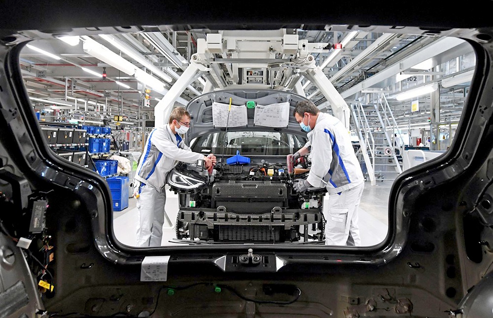 Công nhân tại Zwickau đeo khẩu trang khi lắp ráp ID.3 của Volkswagen